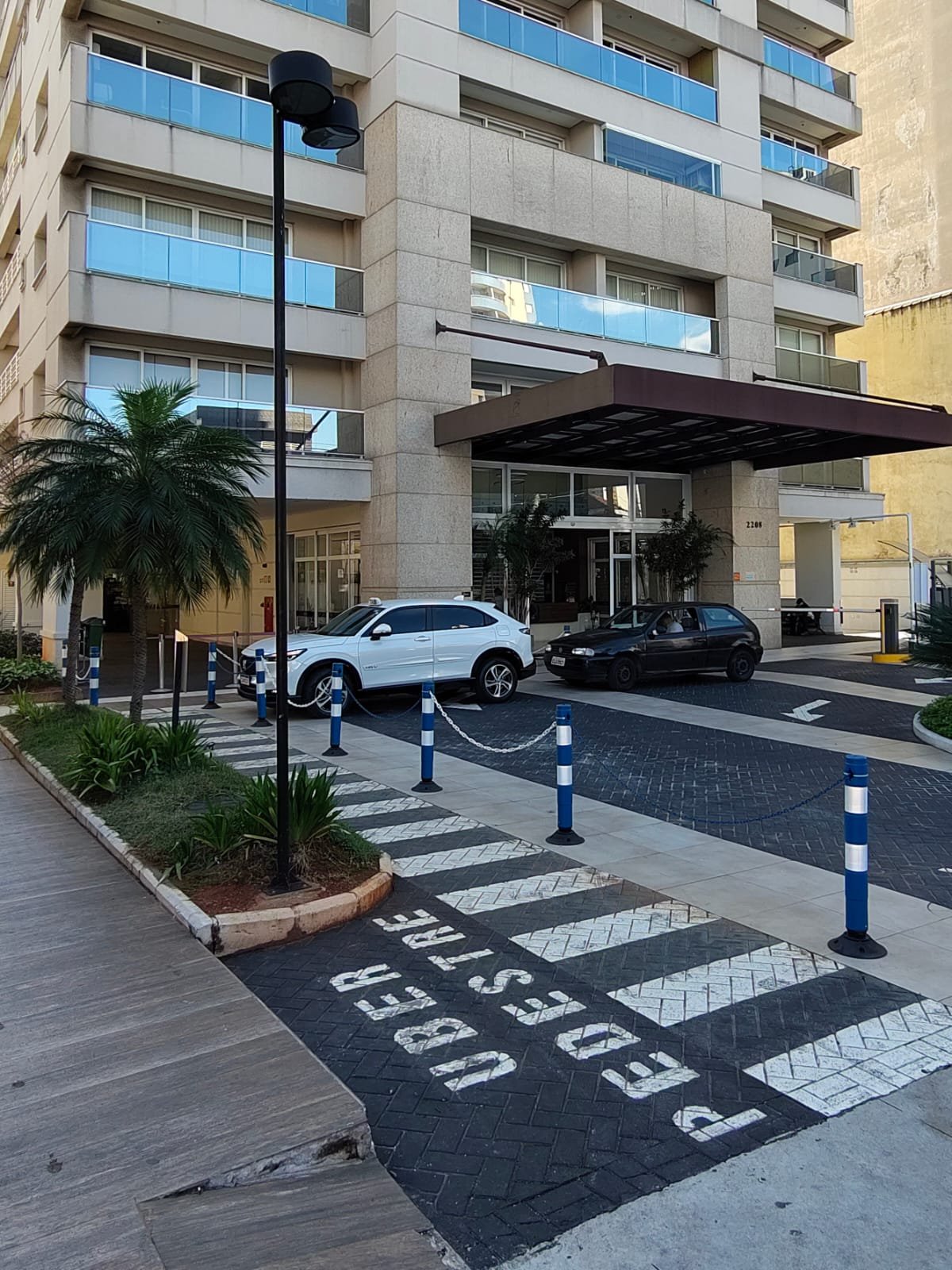 Entrada do prédio do consultório na Rua Clélia, 2208